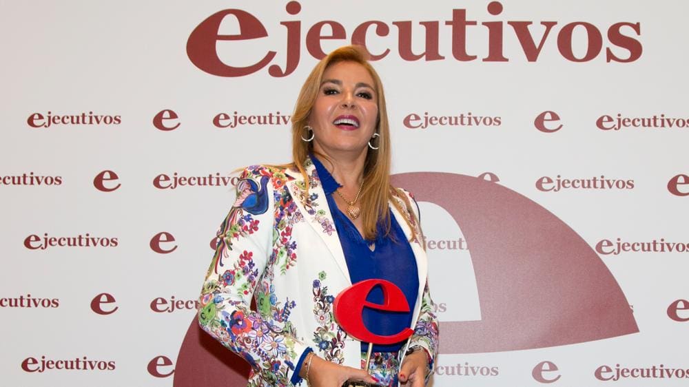 Emilia Zaballos, presidenta de Zaballos Abogados, recogiendo un premio